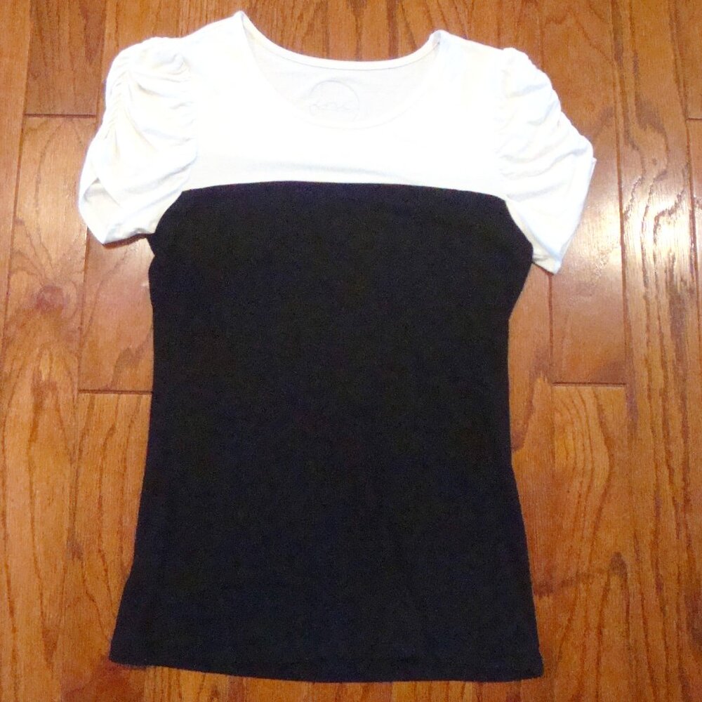Macy's International Concepts inc. Ladies M Scallop Sleeve Fashion T Shirt